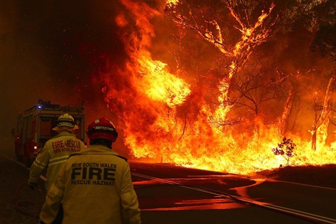 تحذير السلطات في أستراليا من حرائق الغابات التي كادت أن تقترب من كانبيرا