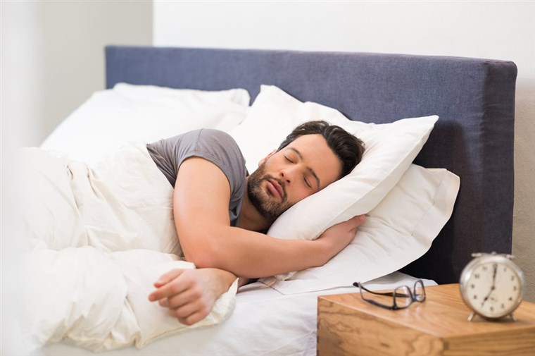 أضرار النوم الكثير على صحة الإنسان منها الصداع