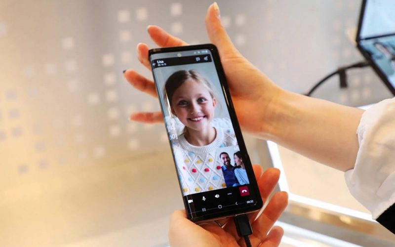 Samsung تكشف عن طراز هاتف يدعم الطي من الداخل والخارج
